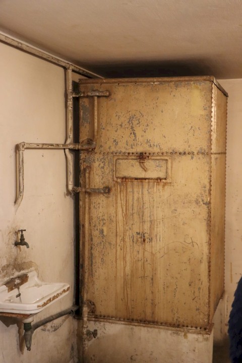 ΚΑΤΑΦΥΓΙΑ - Σπίτια κάτω από σπίτια!