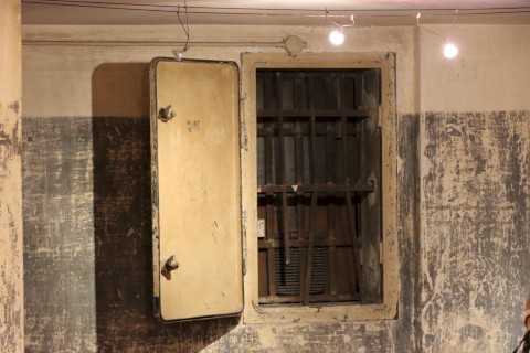 ΚΑΤΑΦΥΓΙΑ - Σπίτια κάτω από σπίτια!