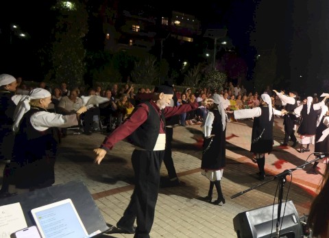 Με ενα λαούτο κι ένα βιολι...